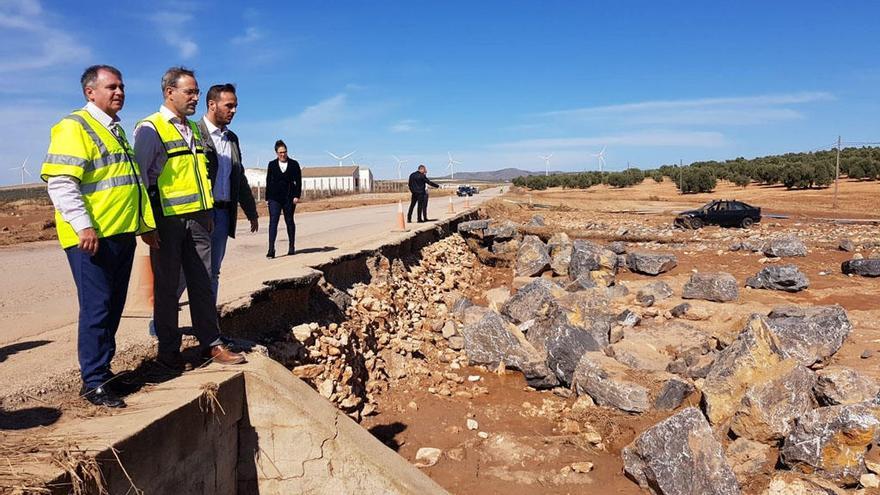 El consejero Felipe López visita la zona afectada por el temporal.