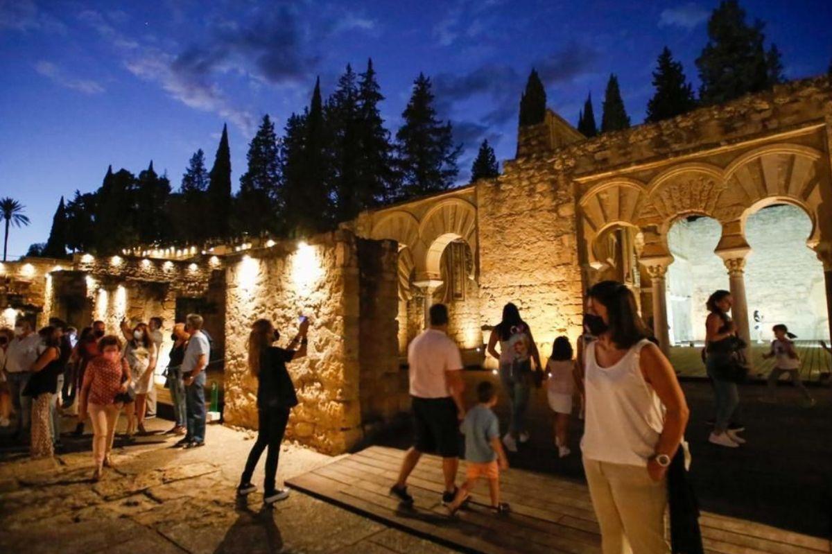 Turistas en Medina Azahara en una visita noctura el pasado verano.
