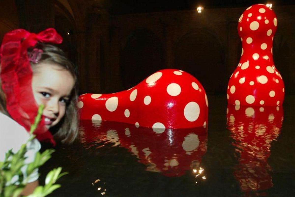 Dos de las estructuras de Yayoi Kusama instaladas en el Centre del Carme Cultura Contemporània en 2005.