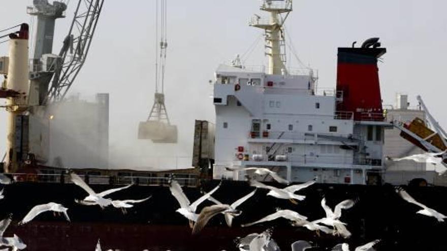 Trabajadores portuarios suben con protección al barco de Nigeria