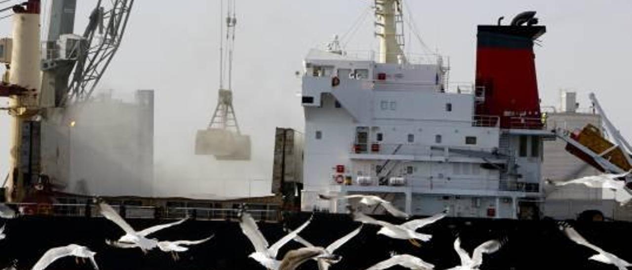 El mercante procedente de Nigeria, ayer atracado en Alicante para cargar clínker.