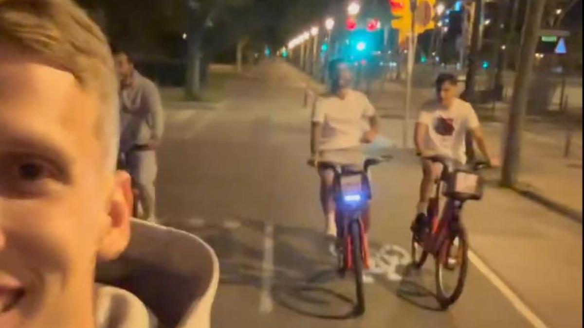 Dani Olmo, Eric García, Iñigo Martínez y Pedri, con las bicicletas del bicing.