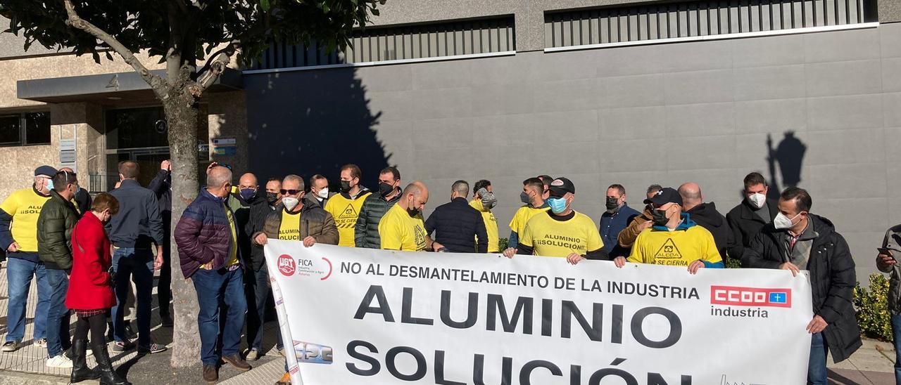 Los trabajadores, concentrados a la llegada de Maroto