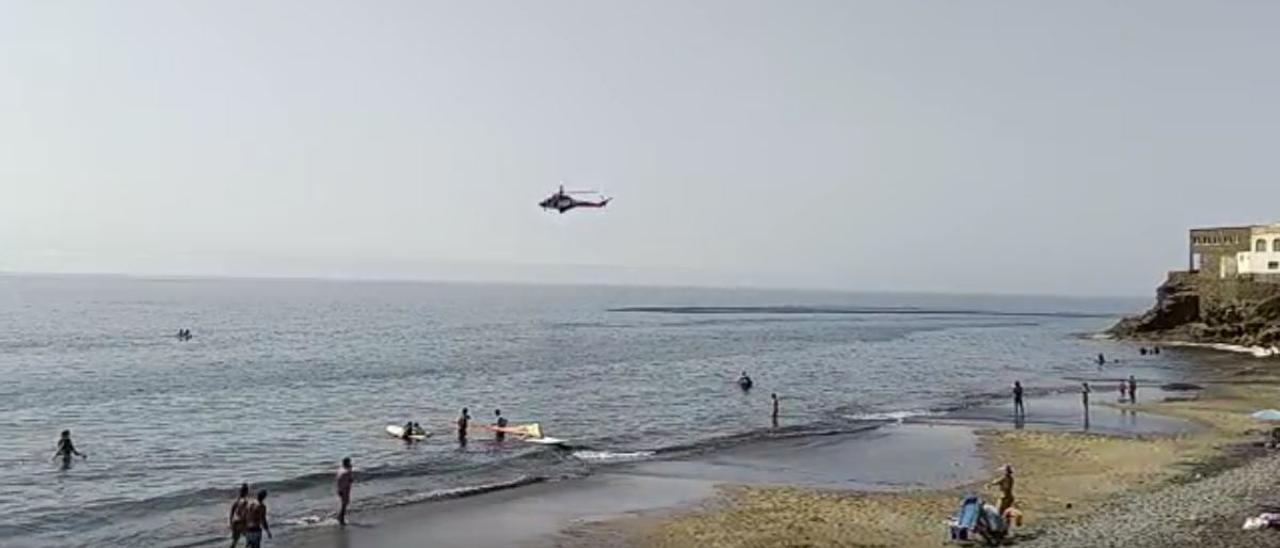 Un helicóptero del GES busca en Playa del Águila al joven submarinista desaparecido (06/09/2021)