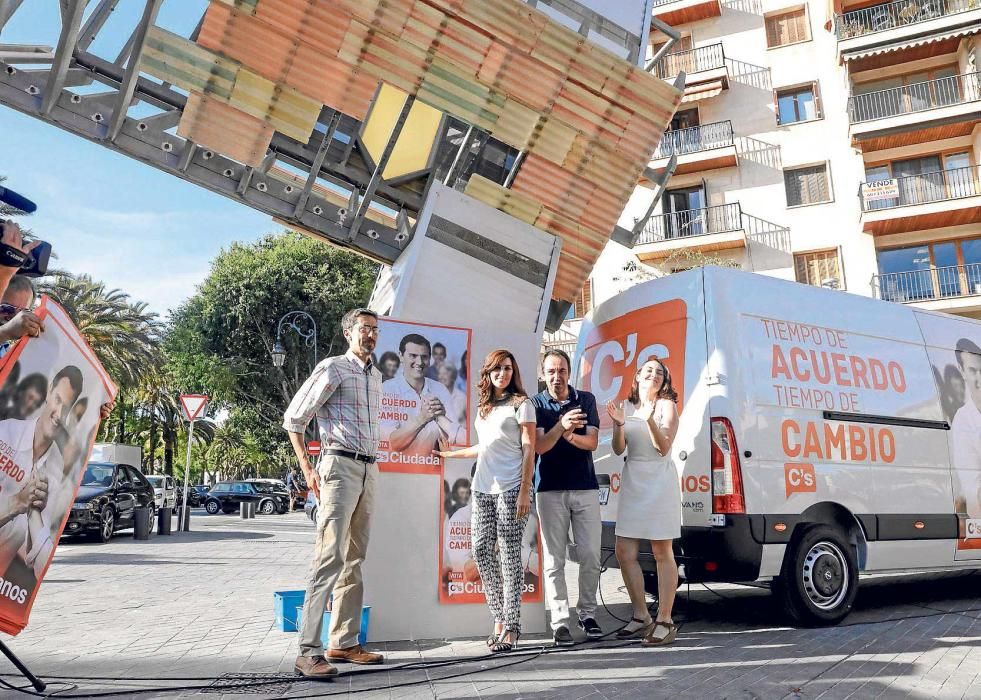 Una pegada de carteles con algún candidato nuevo