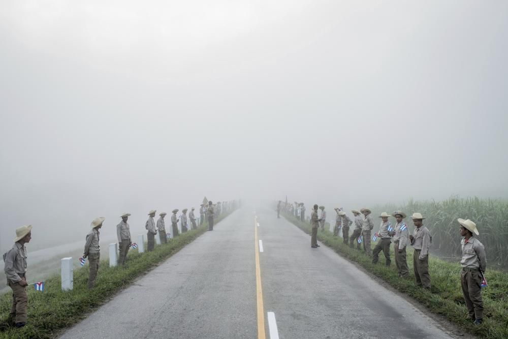 Membres de l'Exèrcit Juvenil del Treball alineats en una carretera de Santiago de Cuba mentre esperen l'arribada de les restes mortals del líder cubà Fidel Castro