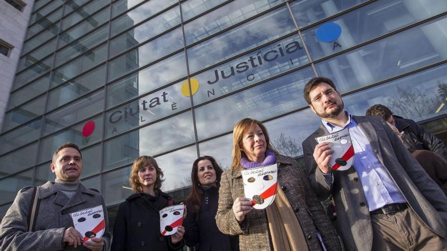 Los miembros de Esquerra Unida, Ignacio Blanco, Marga Sanz, Esther López, Marina Albiol y Amadeu Sánchis, esta mañana a las puertas de la Ciudad de la Justicia.