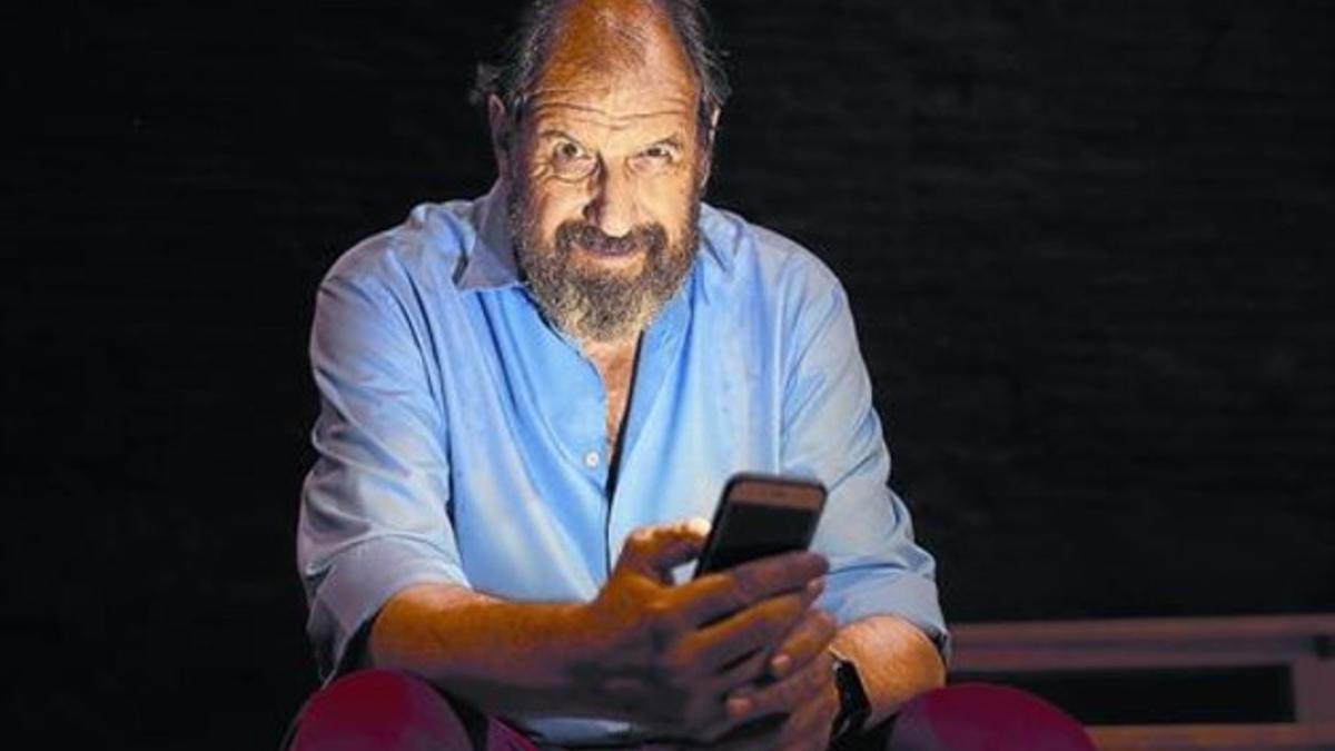 El actor Josep Maria Pou, en la platea del Teatre Romea, la noche del jueves, antes de representar 'Sócrates'.