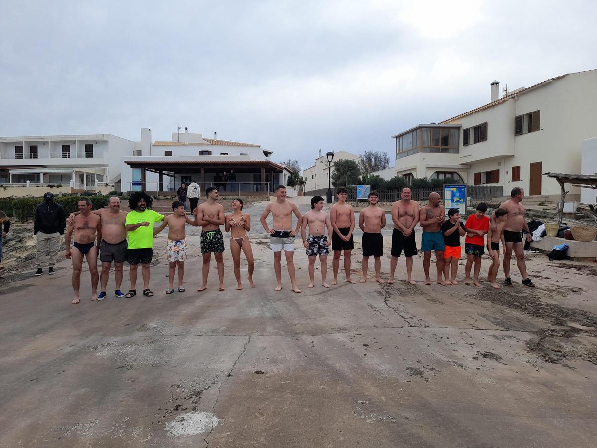 Los vecinos que se han dado el primer baño en es Caló