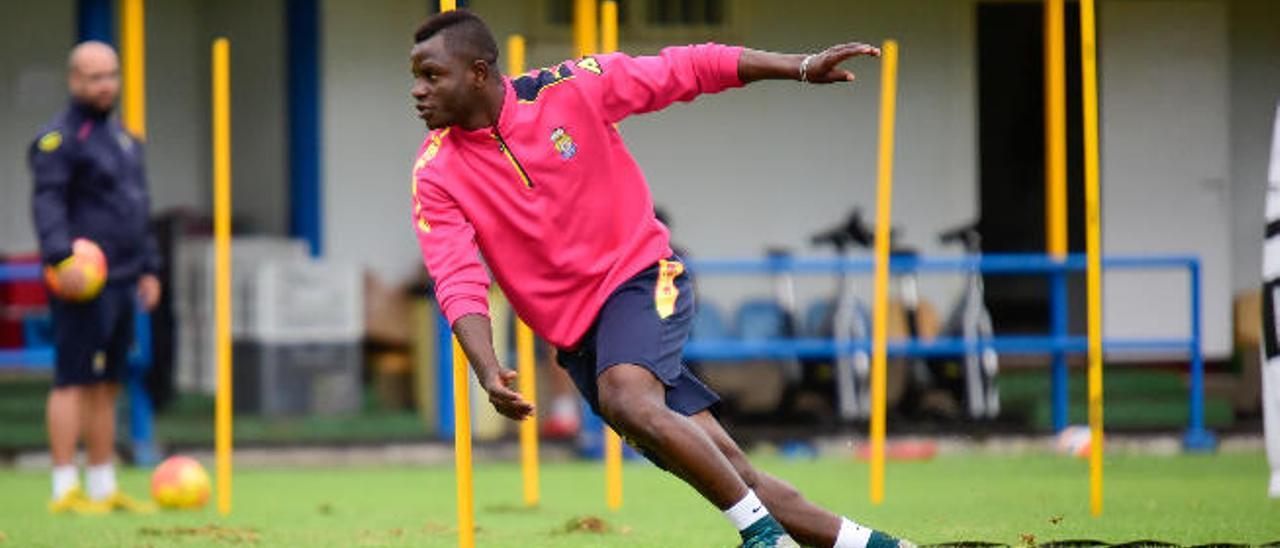 Wakaso Mubarak, jugador de la UD Las Palmas, se ejercita durante un entrenamiento de esta semana en Barranco Seco.