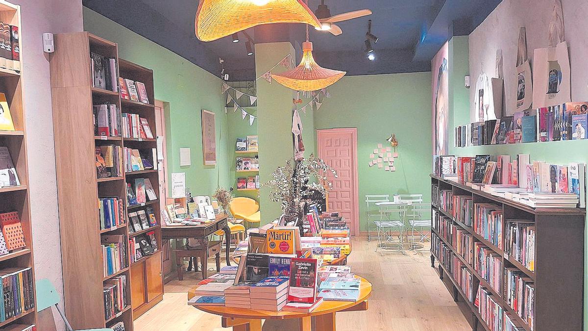Interior de la librería Amor en Letras, en Madrid.