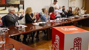 El secretario general del PSE-EE y candidato a Lehendakari Eneko Andueza, recibido con aplausos a su llegada a la ejecutiva del partido este lunes.