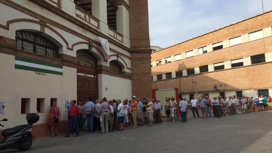 Colas en la plaza de toros