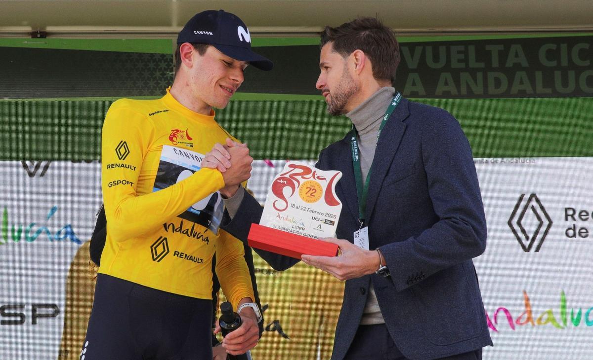 Romeo, a la izquierda, en el podio de triunfadores de la etapa de la Vuelta a Andalucía con final en Otura.