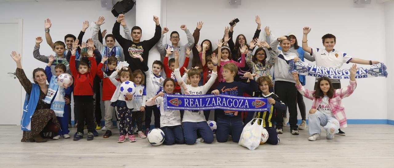 Los niños de Aspanoa posando todos juntos en una foto de familia