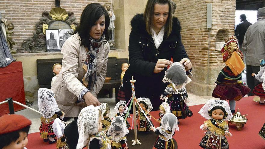 Paloma Martín (derecha) y Susana Merlo muestran algunas de las muñecas.