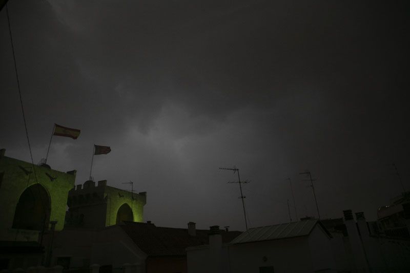 Una impresionante tormenta eléctrica ilumina el cielo de Valencia