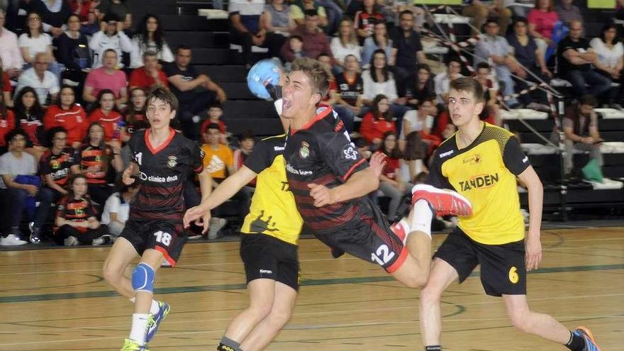 Imagen del partido disputado ayer por los rojinegros en el Lalín Arena. // Bernabé/Javier Lalín