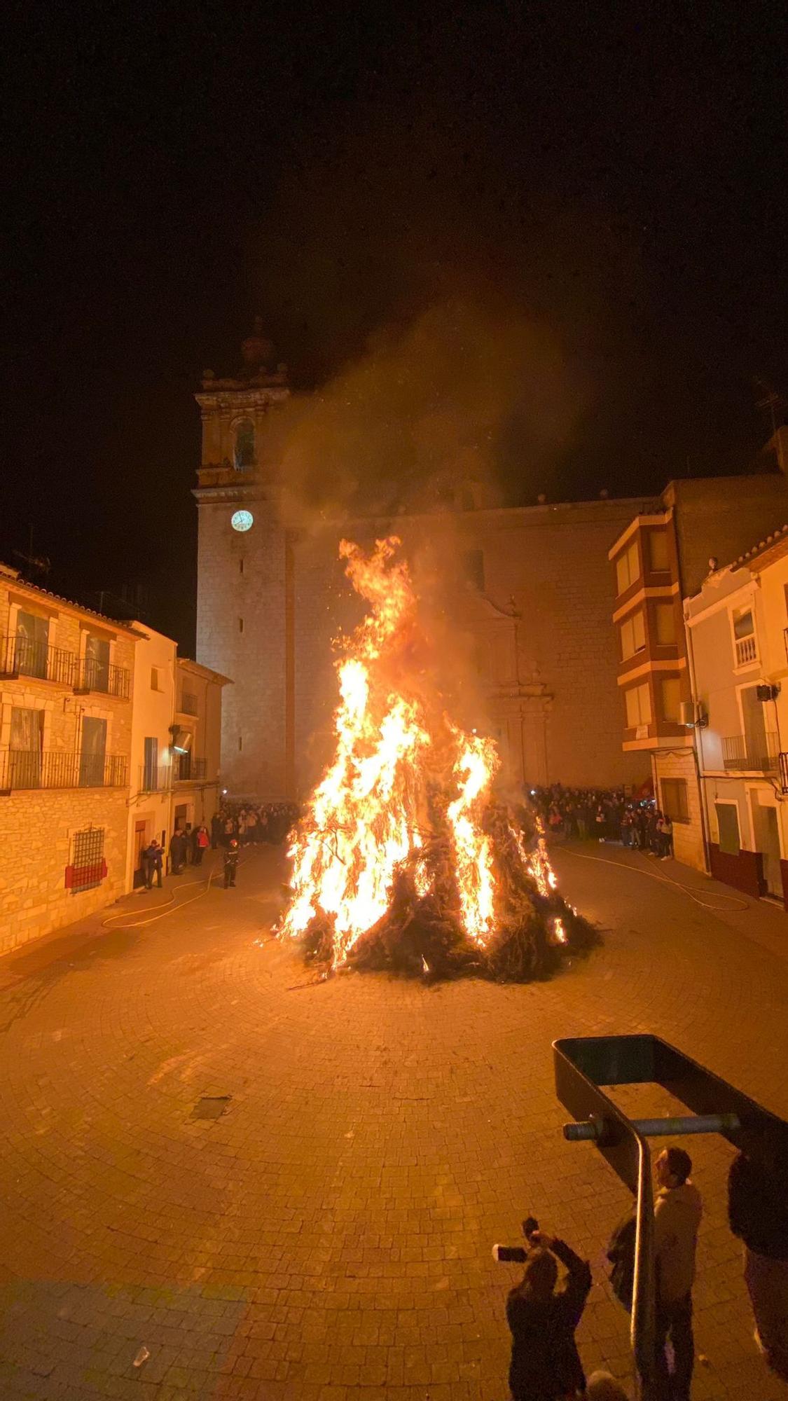 Galería: Gran hoguera en Albocàsser por Sant Antoni