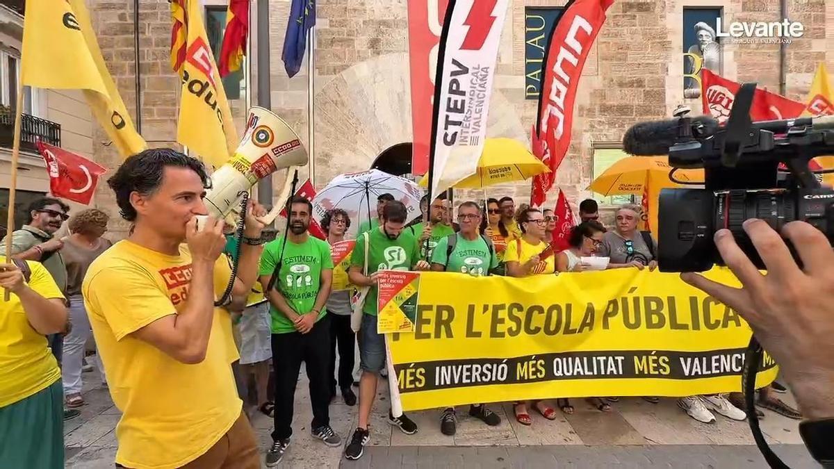 Imágenes de archivo de una concentración de docentes y familias ante las Corts por el Plan Edificant y la climatización de las aulas