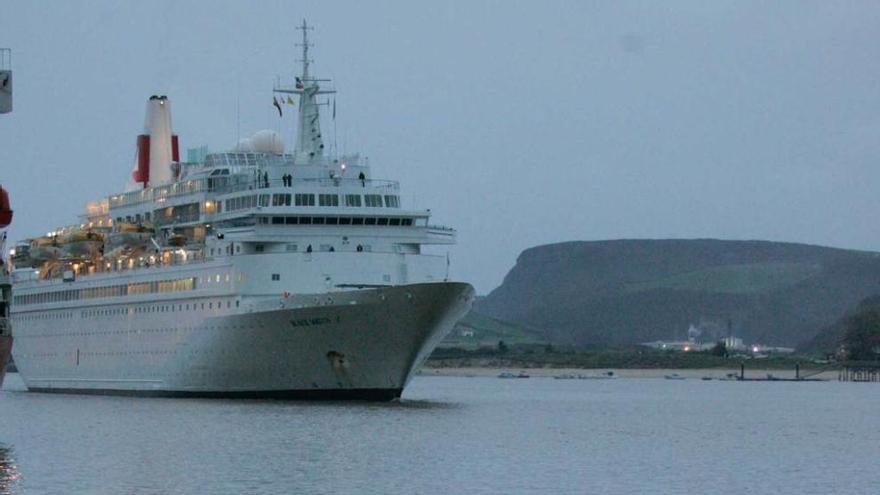 El &quot;Black Watch&quot;, en la ría avilesina, en 2013.