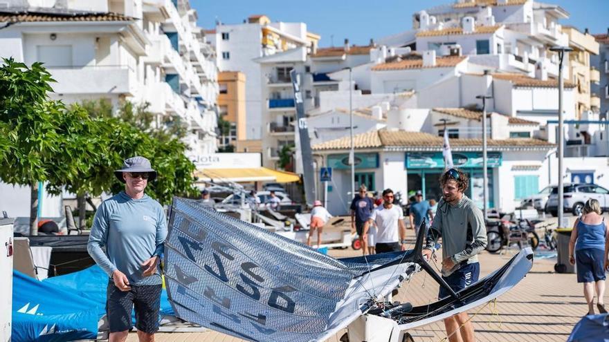 La manca de vent impedeix disputar la primera jornada de regates de l'Europeu de Moth de l’Escala