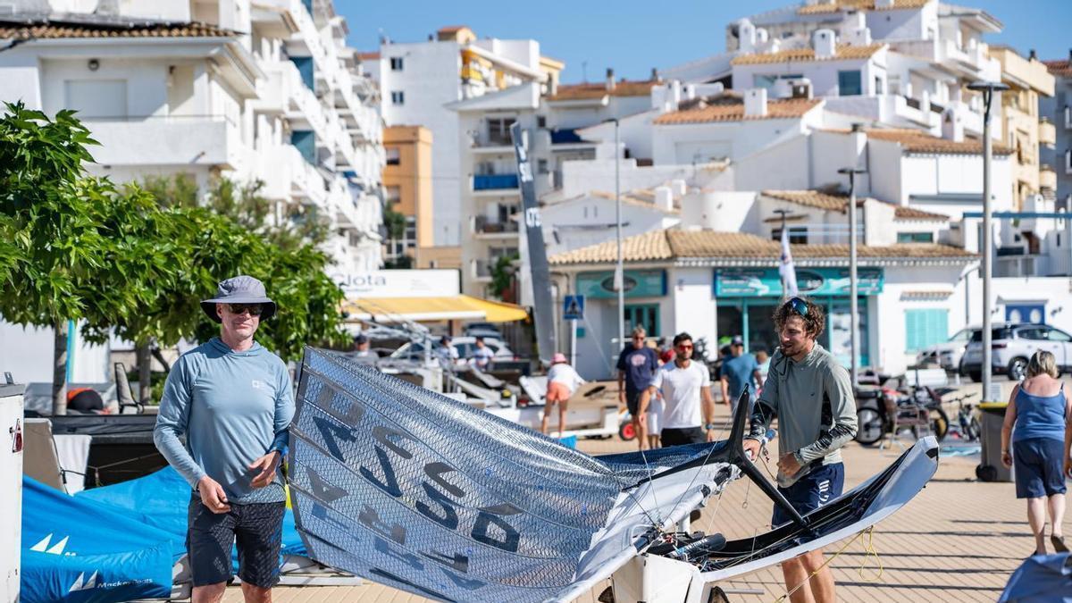 Dos competidors amb la seva embarcació.