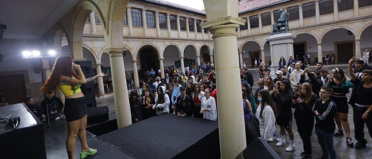 Ácida se dirige a los espectadores durante el concierto de ayer en la Universidad. | Miki López