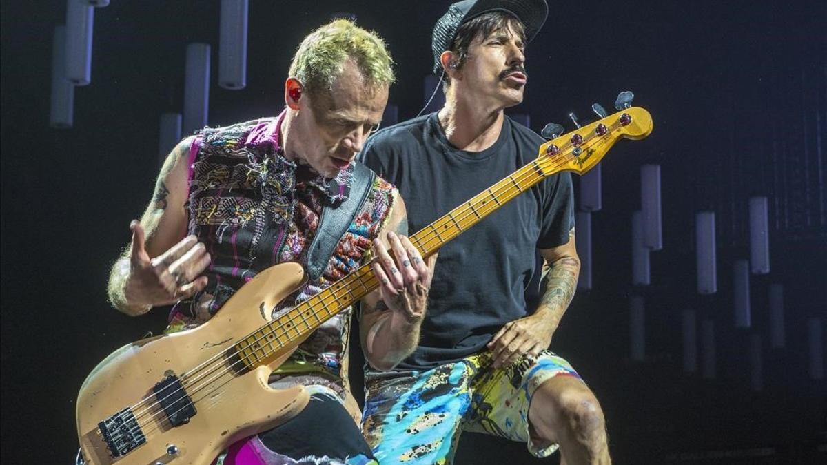 Michael  Flea  Balzary y Anthony Kiedis, en el concierto de RED HOT CHILI PEPPERS en el Palau Sant Jordi