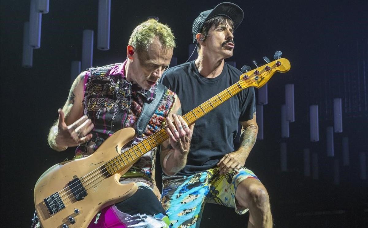 Michael  Flea  Balzary y Anthony Kiedis de Red Hot Chili Peppers, en el Palau Sant Jordi, en 2016