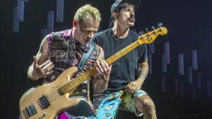 Michael  Flea  Balzary y Anthony Kiedis de Red Hot Chili Peppers, en el Palau Sant Jordi, en 2016