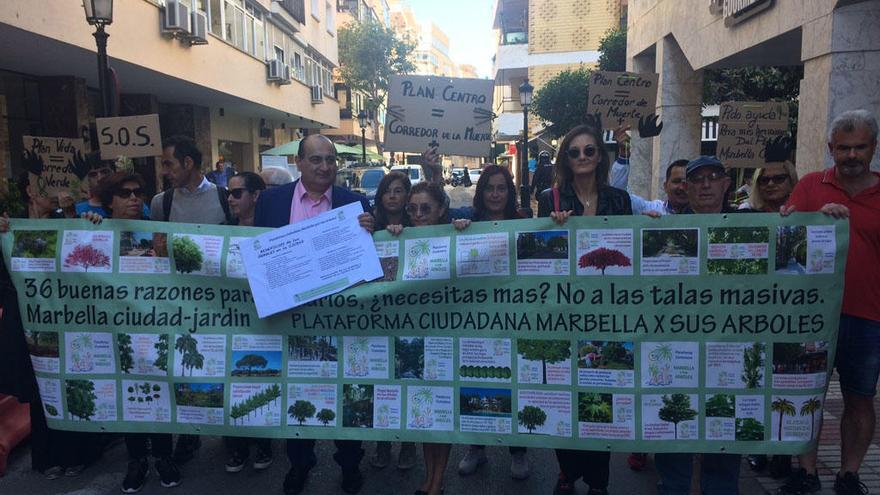 Miembros de ´Marbella por sus árboles´ durante la manifestación.