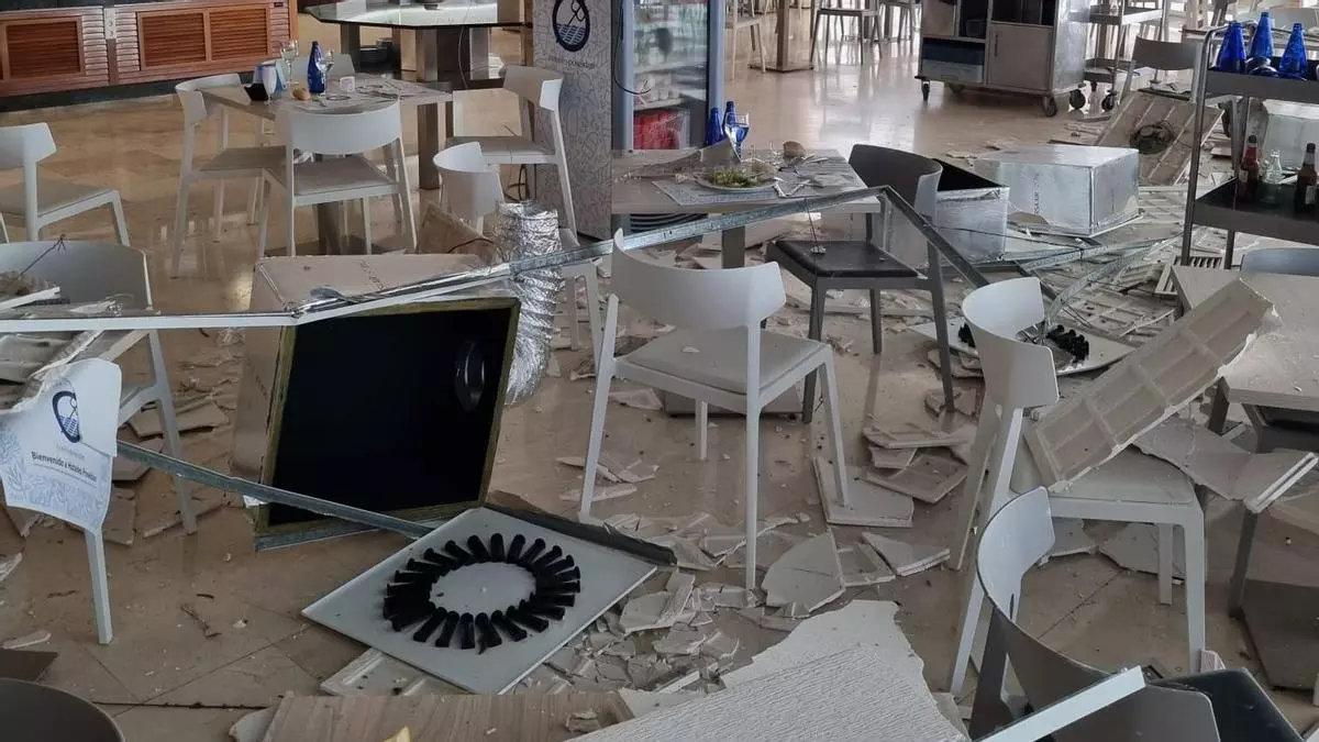 Así ha quedado el comedor del hotel Poseidón Palace tras el derrumbe de parte del techo.