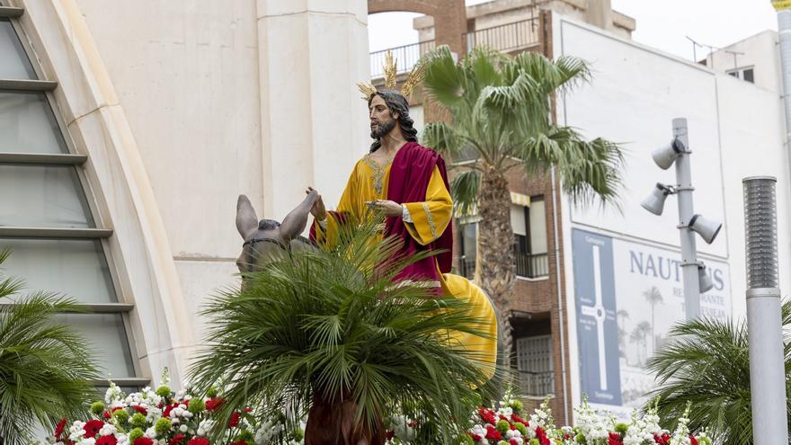 Bendición y procesión de Las Palmas en Torrevieja de Domingo de Ramos en la Semana Santa 2024