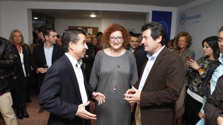 Loli Alba departe con Rafa Miró y Pepe Císcar en la inauguración de la sede