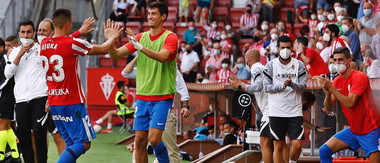 Djuka celebra el gol de la victoria 
con Pablo Pérez. | Ángel González