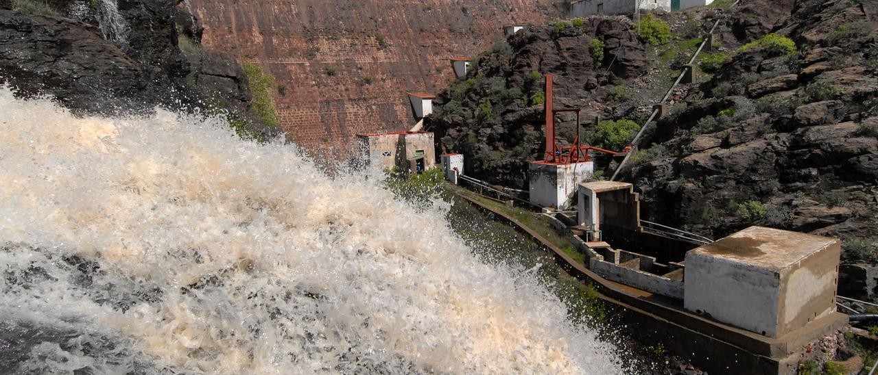 Muro de la presa de Chira en un reboso de agua