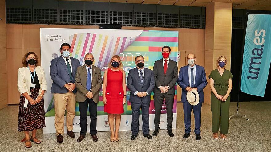 El presidente de la Fguma,
Diego Vera, con la alcaldesa, ponentes y 
patrocinadores de los cursos.  l.o.