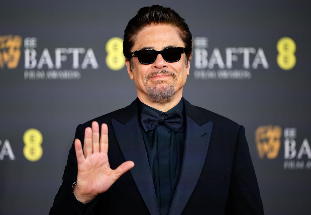 El actor puertorriqueño Benicio del Toro, en la alfombra roja de los Premios BAFTA en el Royal Festival Hall de Londres.