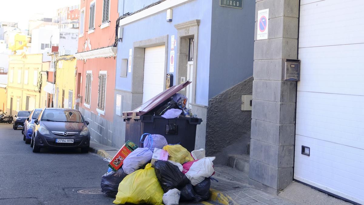 Un contenedor con acumulación de basura en el barrio de San Juan.
