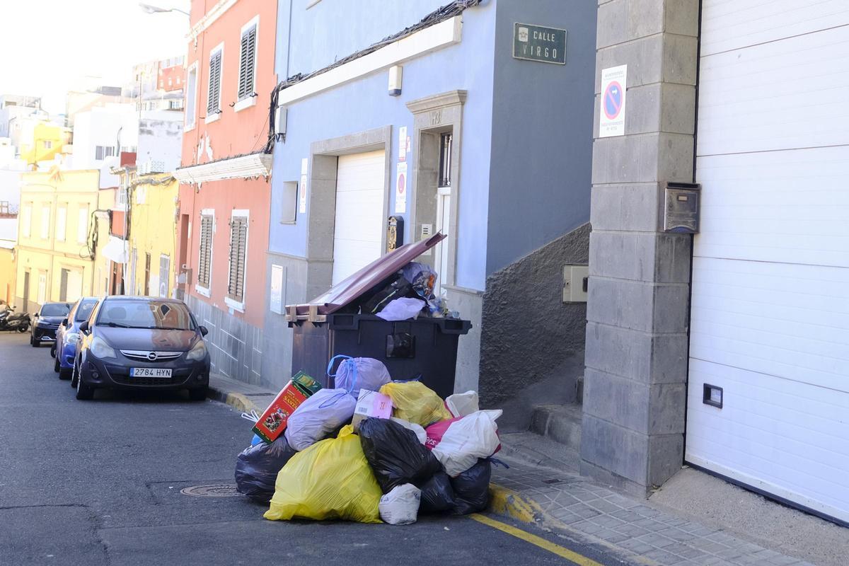 Un contenedor con acumulación de basura en el barrio de San Juan.