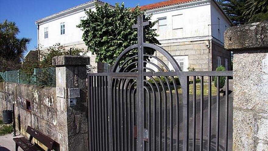 El obispo José Diéguez, frente a las dependencias de la Diócesis en Doctor Corbal.