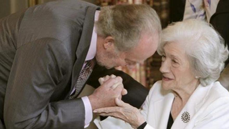 El rey conversa con Ana María Matute antes del almuerzo ofrecido al mundo de la cultura con motivo de la concesión del Cervantes.