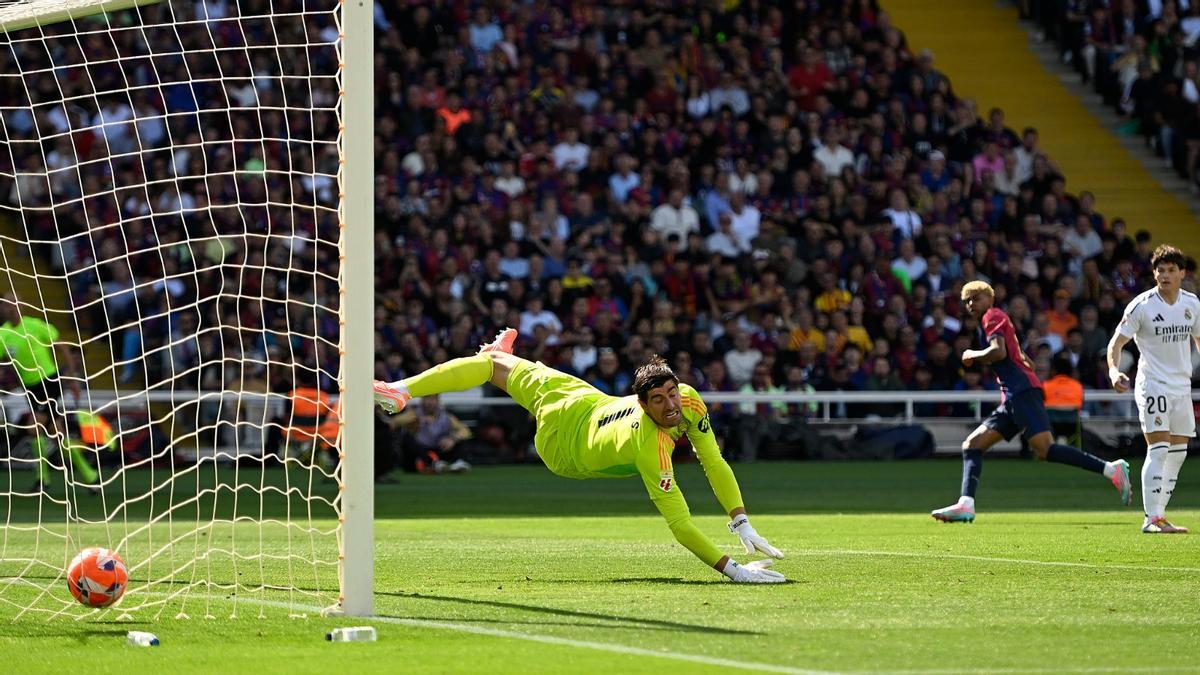 Lamine marca frente a Courtois.