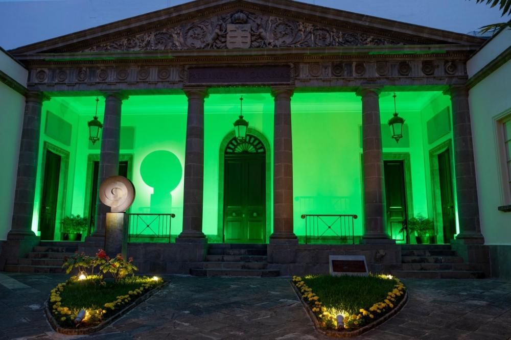 El Parlamento de Canarias se ilumina de verde por las víctimas