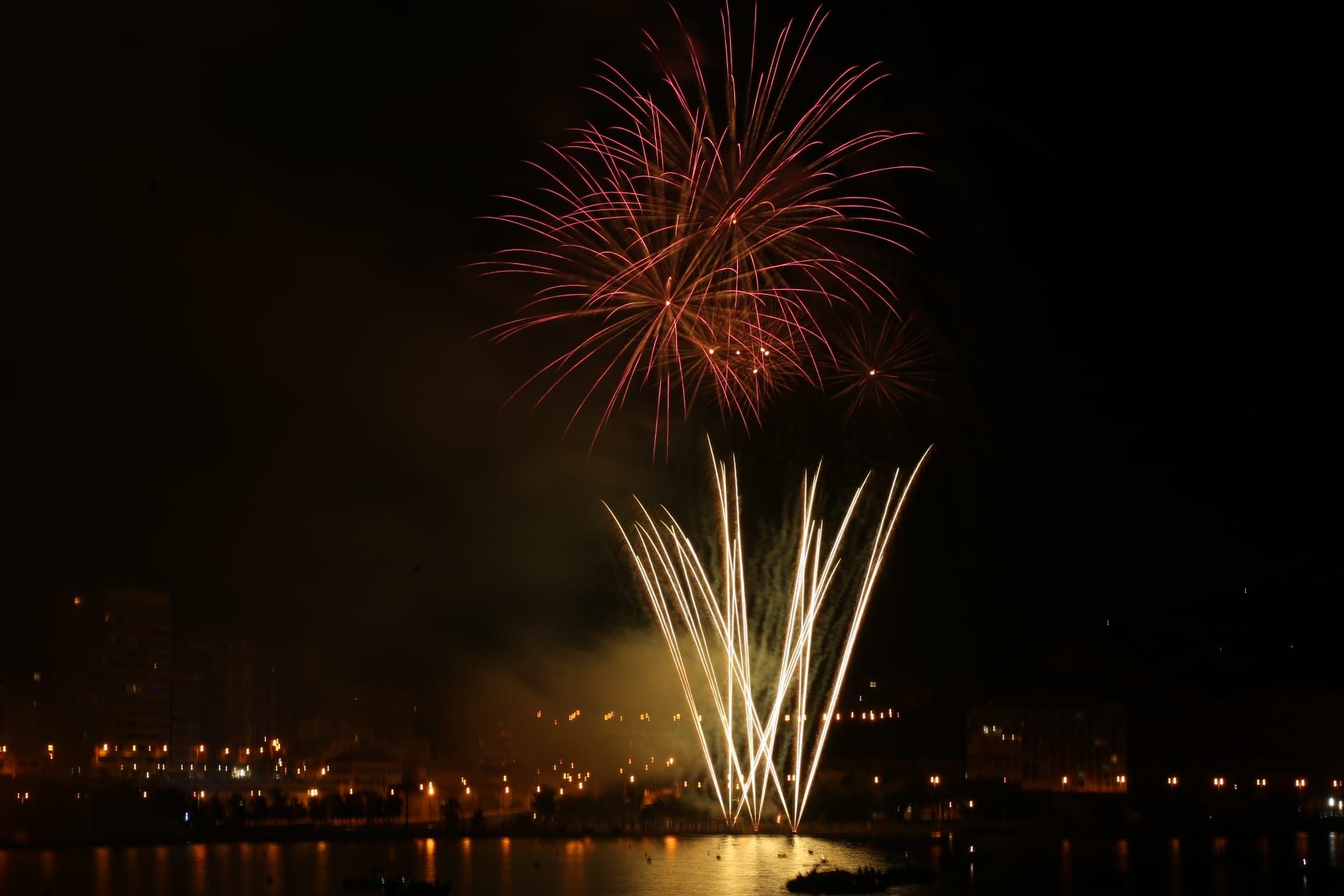 Concurso de fuegos artificiales en la playa del Cocó de Alicante del lunes 27 de junio