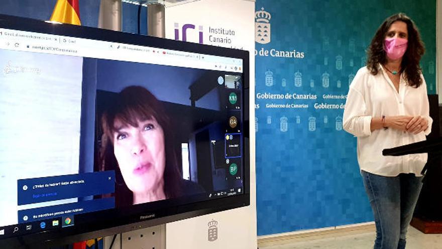 Kika Fumero, directora del Instituto Canario de Igualdad (ICI), durante el acto de presentación de una iniciativa en la que colabora Mabel Lozano.