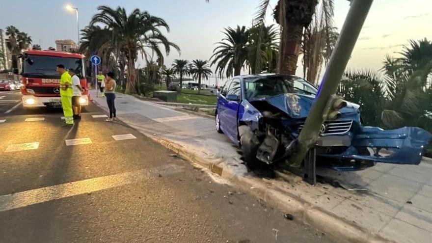 Un coche se estampa contra un semáforo en Las Palmas de Gran Canaria