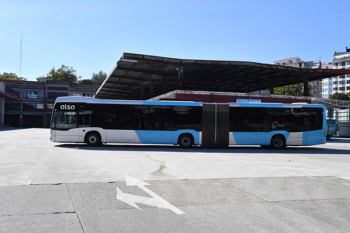 Un autobús del servicio de transporte interurbano de la Xunta, de la empresa Alsa, en A Coruña.