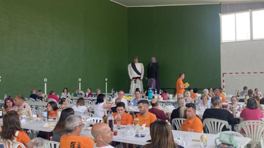 Los participantes disfrutaron de una comida en el pabellón. |